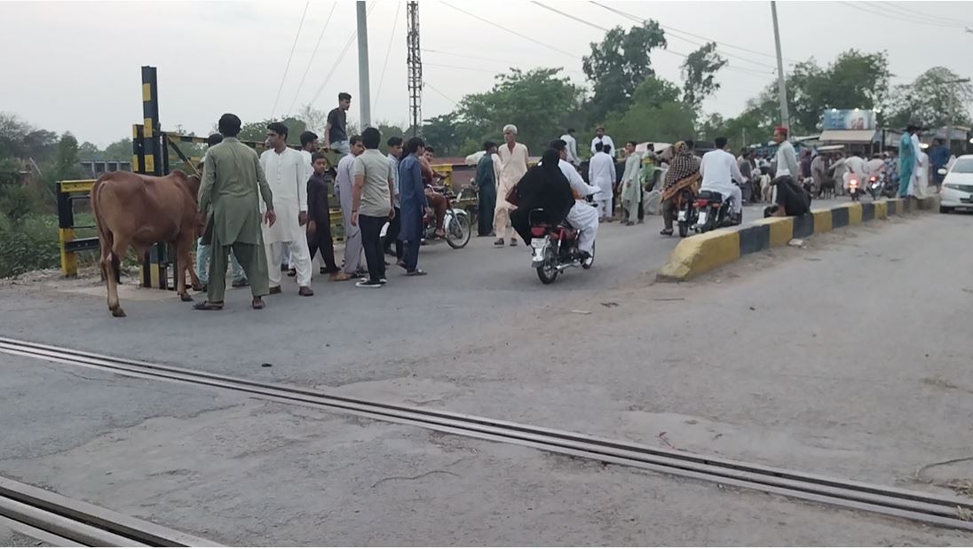 railway phatak mandi bahauddin