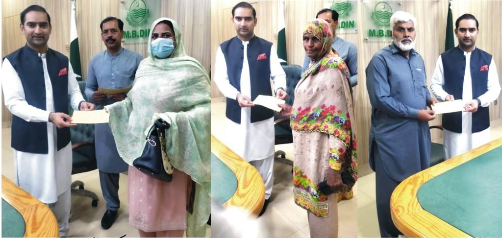 Distribution of checks to the families of government employees