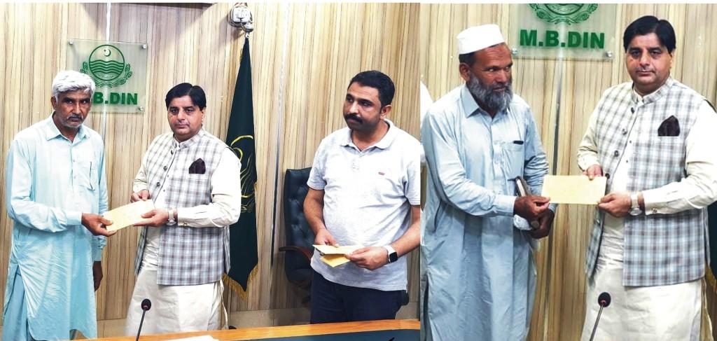 Distribution of relief checks to the families of govt employees