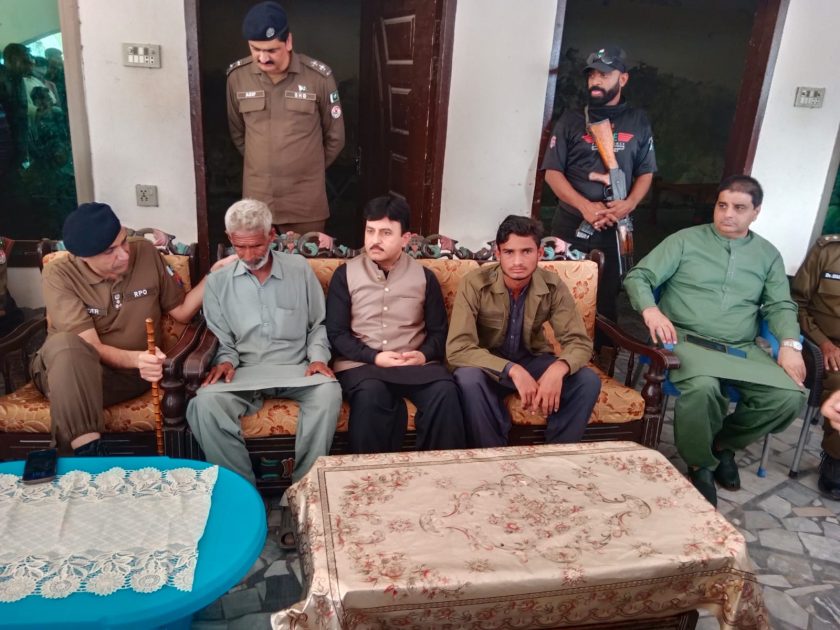 Commissioner and rpo gujranwala visit home of martyred constable