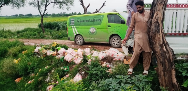 پنجاب فوڈ اتھارٹی نے ڈنگہ میں گودام سے ایکسپائرڈ جوس اور بوتلیں تلف کر دیں